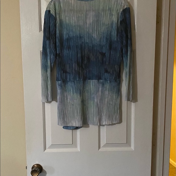 Top - Picture 2 of 4